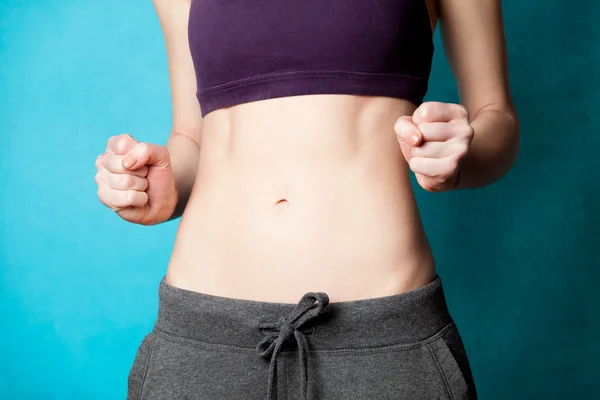 Vrouw toont haar abs — Stockfoto