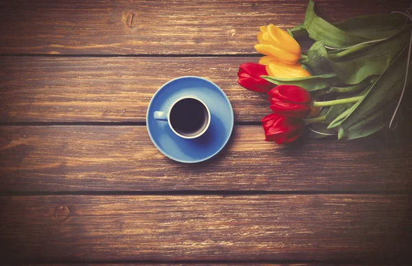 Cup of coffee and tulips — Stock Photo, Image