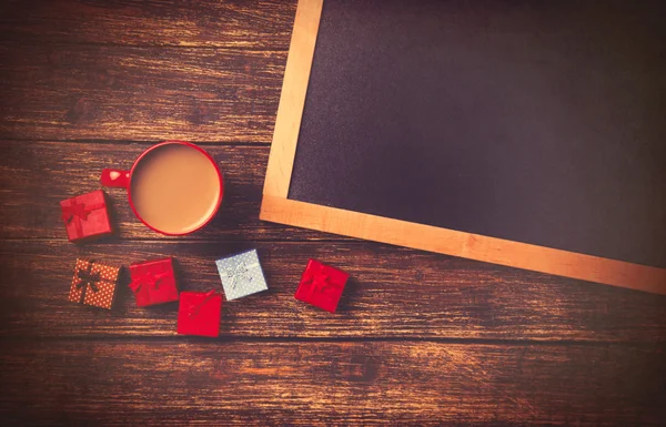 Чашка кофе и подарочные коробки — стоковое фото
