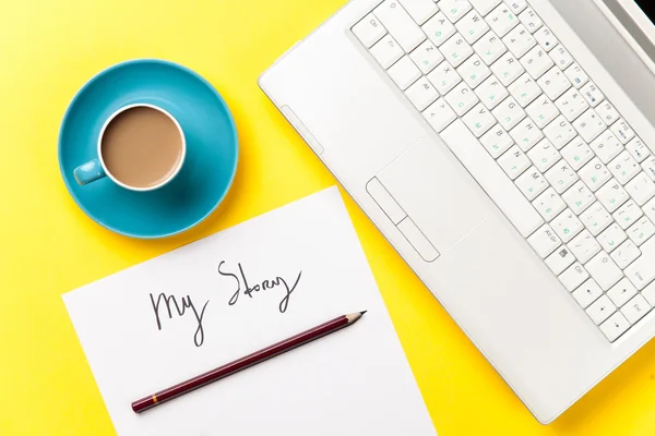 Koffie en papier met mijn verhaal woorden in de buurt van laptop — Stockfoto