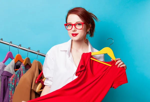Rödhårig designer med klänning — Stockfoto