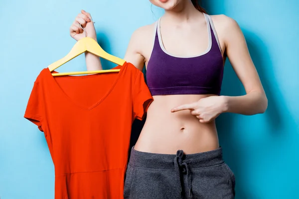 Mujer mostrando sus abdominales con vestido rojo — Foto de Stock