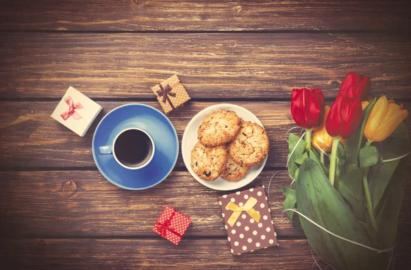 Kopje koffie met koekjes en geschenken — Stockfoto