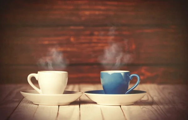 Twee kopjes koffie op houten tafel — Stockfoto