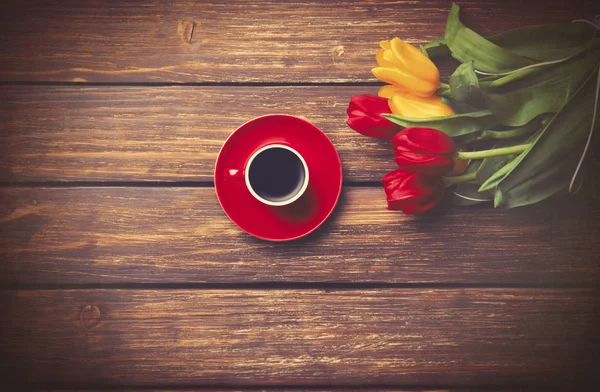 Tasse Kaffee und Tulpen — Stockfoto