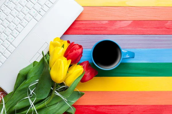 Cup of coffee with tulips — Stock Photo, Image