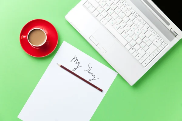 Tasse de café et de papier avec inscription — Photo