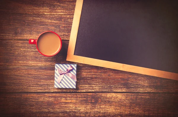 Tasse Kaffee und Geschenkbox — Stockfoto