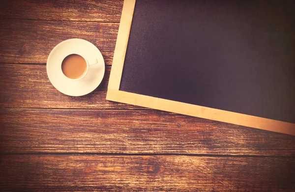 Xícara de café na mesa de madeira — Fotografia de Stock