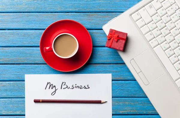 Koffie en papier in de buurt van laptop — Stockfoto