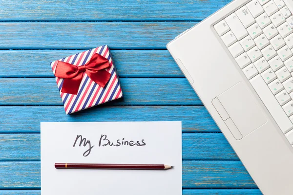 Regalo e carta con le mie parole Business vicino laptop — Foto Stock