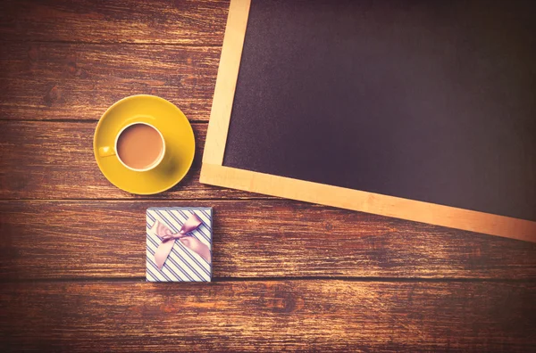 Cup of coffee and gift box — Stock Photo, Image