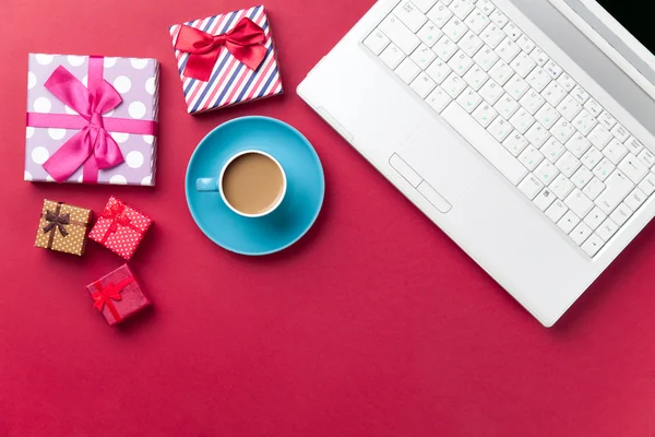 Tazza di caffè e regalo vicino al computer — Foto Stock