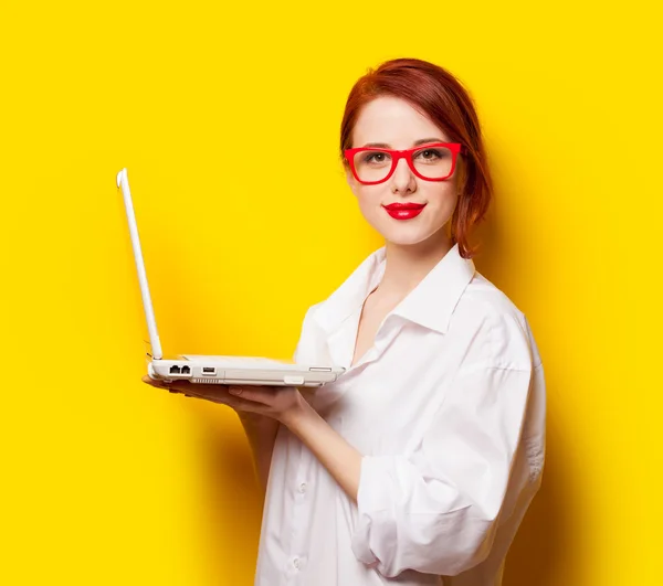 Mädchen im weißen Hemd mit Computer — Stockfoto