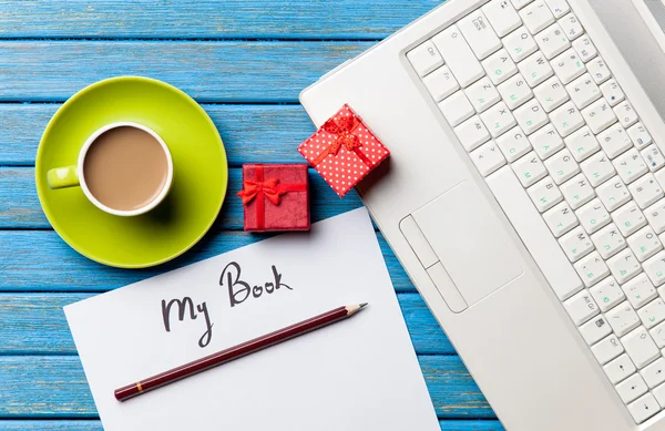 Koffie en papier in de buurt van laptop — Stockfoto