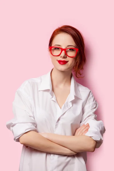 Дівчина в білій сорочці і червоних окулярах — стокове фото