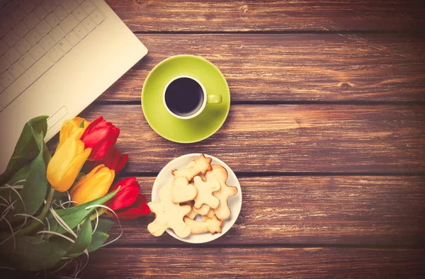 Xícara de café e biscoitos com notebook — Fotografia de Stock