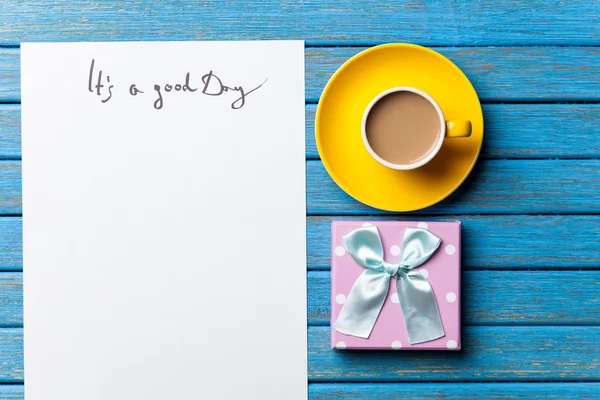 Подарок и бумага с надписью "Добрый день" — стоковое фото