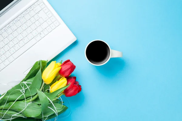 Tasse de café et de tulipes — Photo