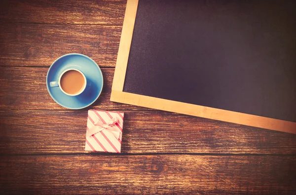 Taza de café y caja de regalo — Foto de Stock