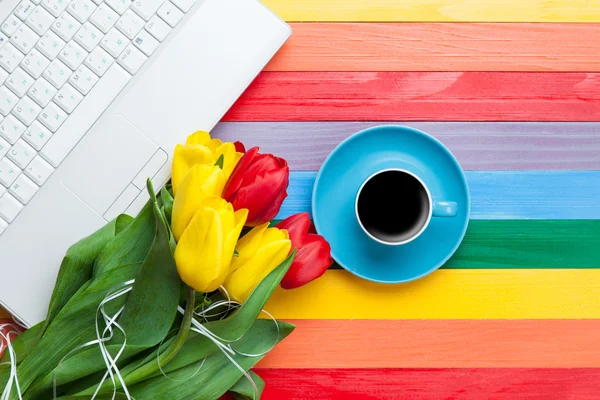 Taza de café con tulipanes y cuaderno —  Fotos de Stock