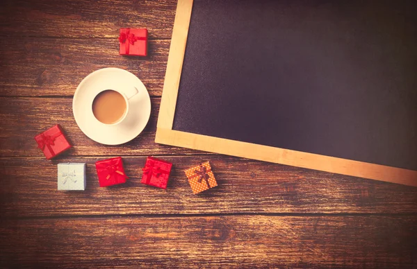 Чашка кофе и подарочные коробки — стоковое фото