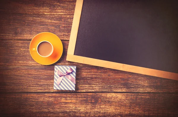 Xícara de café e caixa de presente — Fotografia de Stock