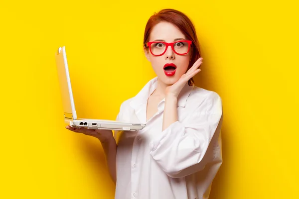 Menina em camisa branca com computador — Fotografia de Stock