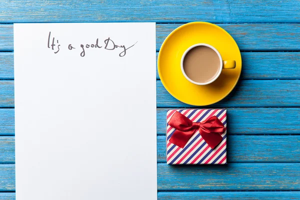 Подарок и бумага с надписью "Добрый день" — стоковое фото