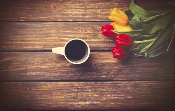 Kopje koffie en tulpen — Stockfoto