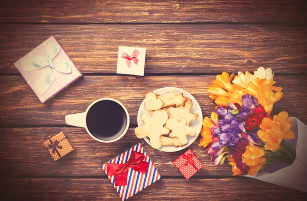 Kopje koffie en cadeau rond met bloemen — Stockfoto