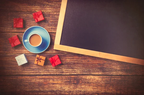 Tasse Kaffee und Geschenkboxen — Stockfoto