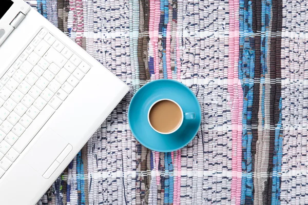 Xícara de cappuccino e computador — Fotografia de Stock