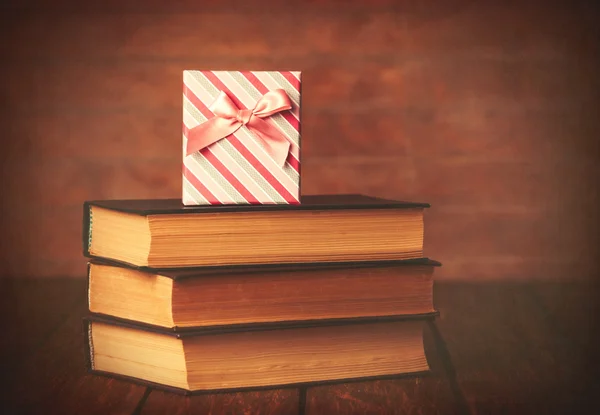 Boeken met de doos van de gift — Stockfoto