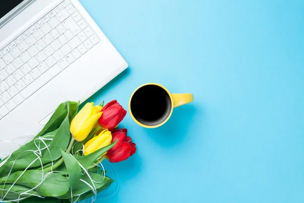 Cup of coffee and tulips — Stock Photo, Image