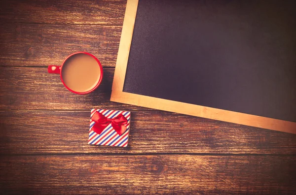 Tasse Kaffee und Geschenkbox — Stockfoto