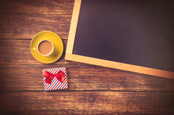 Tazza di caffè e confezione regalo — Foto Stock