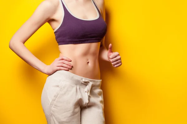 Frau zeigt ihren Bauch — Stockfoto