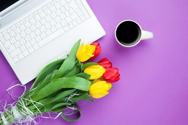 Taza de café y tulipanes — Foto de Stock