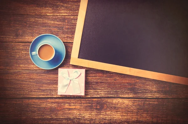 Xícara de café e caixa de presente — Fotografia de Stock