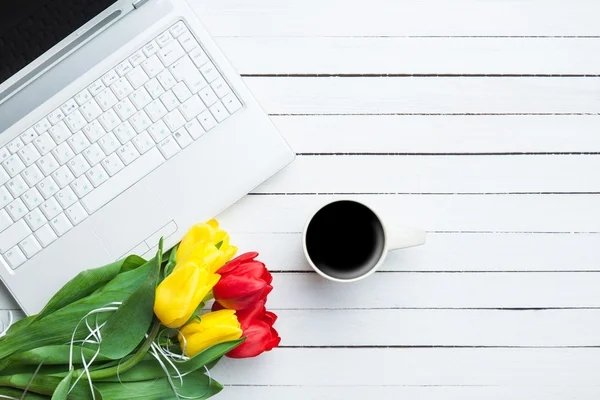 Tasse de café et de tulipes — Photo