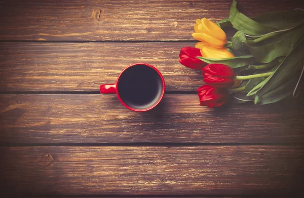 Kopje koffie en tulpen — Stockfoto