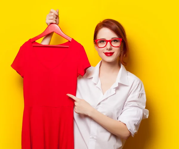 Rothaarige Designerin mit rotem Kleid — Stockfoto