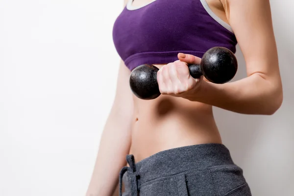 Vrouw toont haar abs — Stockfoto