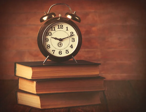 Books with retro alarm clock — Stock Photo, Image