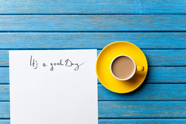 Kahve ve kağıt iyi günler yazıt ile — Stok fotoğraf