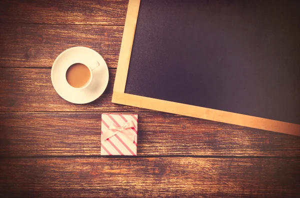 Tazza di caffè e confezione regalo — Foto Stock