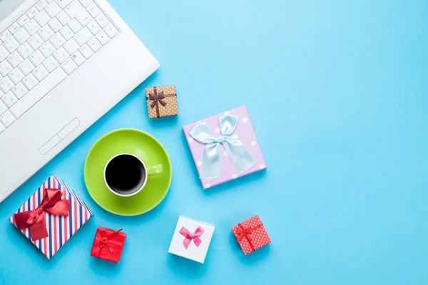 Tasse de café avec boîtes-cadeaux — Photo