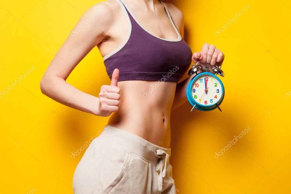 Йога заземление. Девушка похудение. Закрытый коллектив. Табличка занято свободно на туалет. Поза нога на ногу.