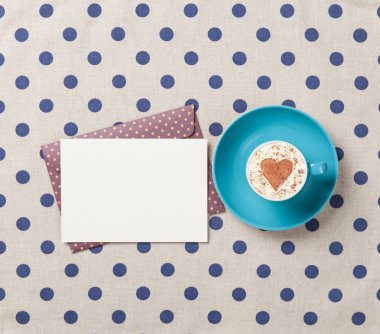 Fincan cappuccino ile ve zarf